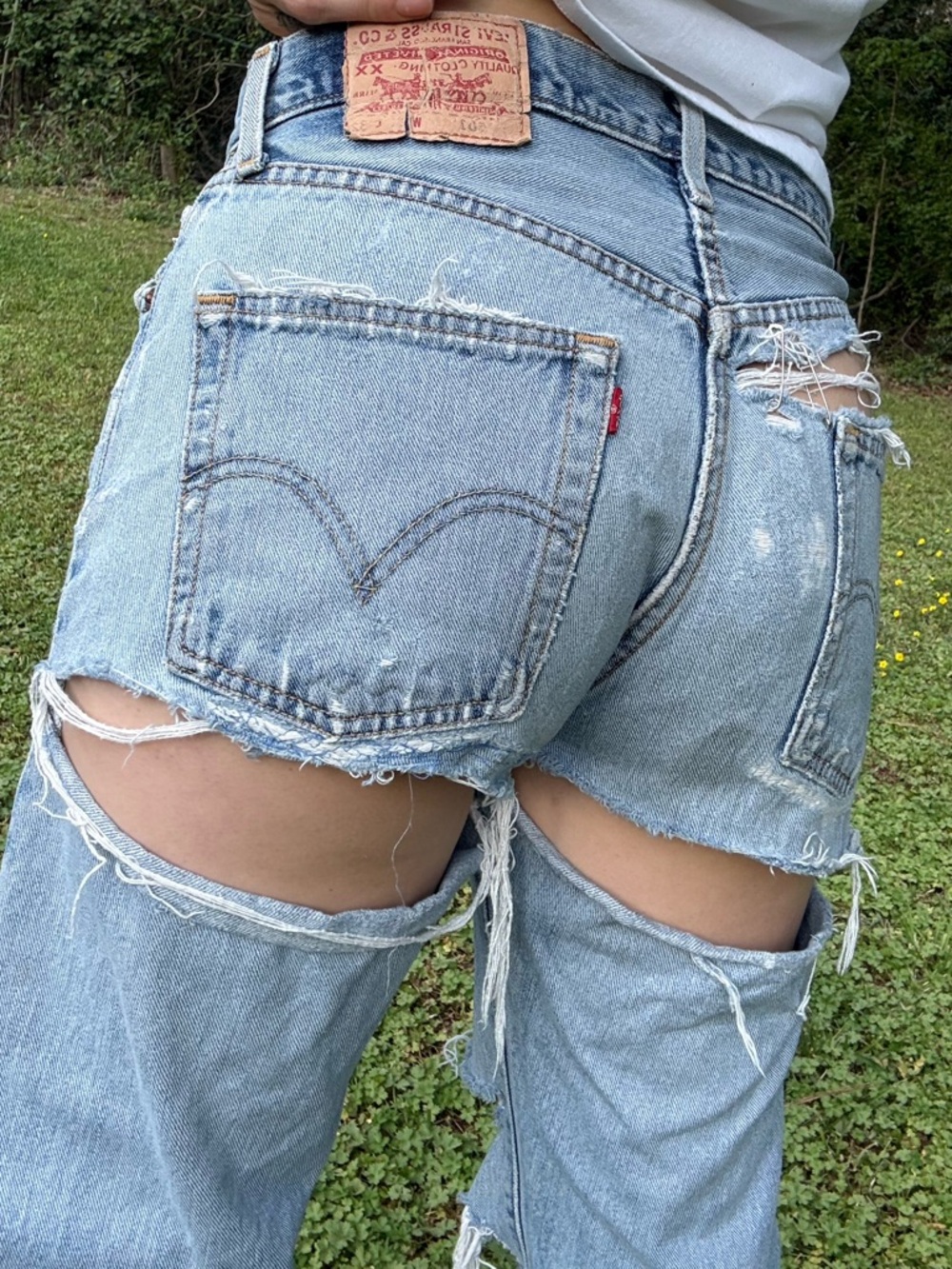Very Ripped Levi’s Jeans - Picture 4 of 12